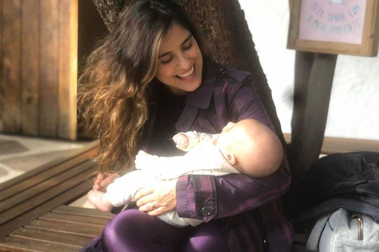 Camilla Camargo posa com o filho e comemora aniversário