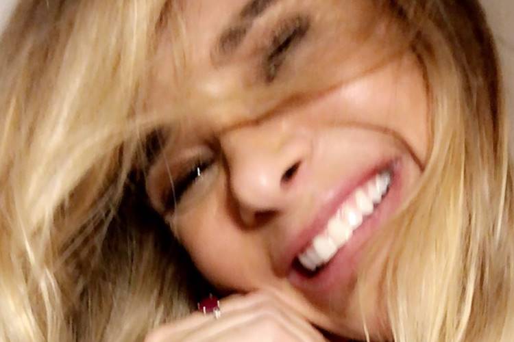 Após dar à luz, Dany Bananinha exibe a filha recém-nascida em seu colo e emociona