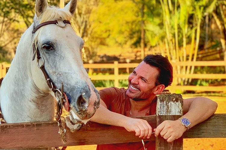 Eduardo Costa revela semelhança com cavalo