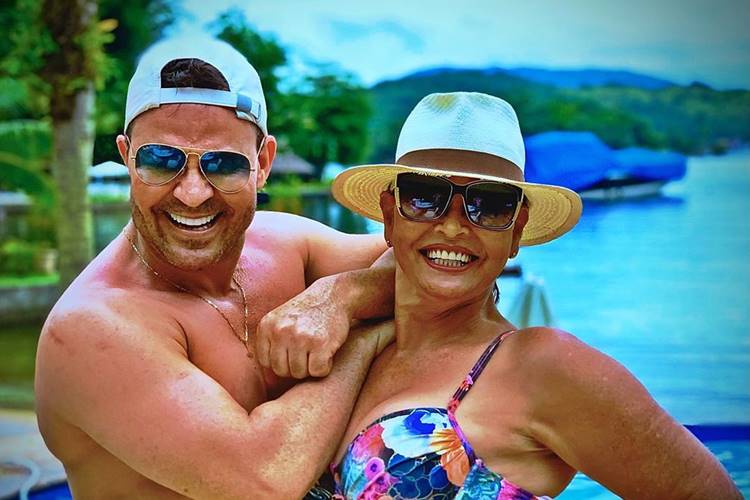 Eduardo Costa emociona ao homenagear sua mãe no dia do aniversário