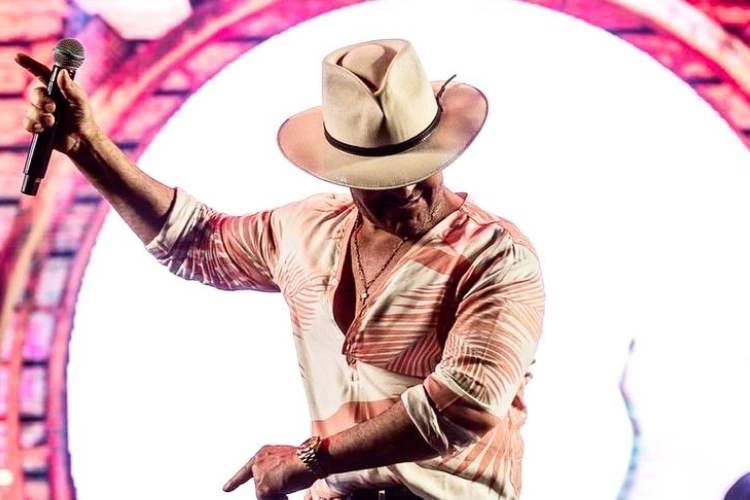 Sertanejo Eduardo Costa joga indireta e famosa modelo oferece romance com o cantor