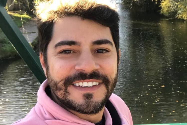 Evaristo Costa posa ao lado da Rainha Elizabeth