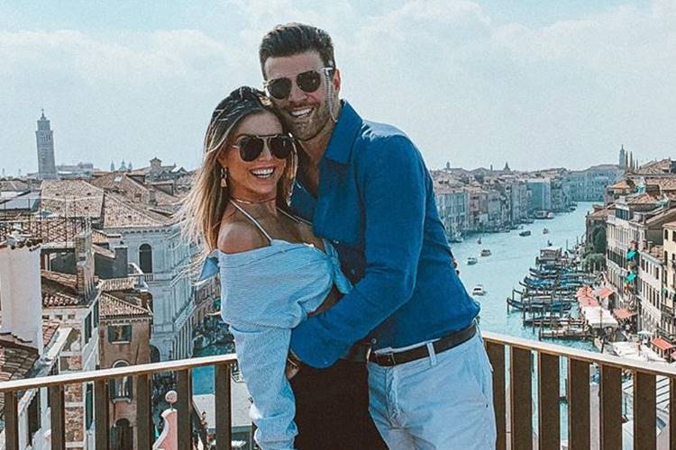 Flávia Viana e Marcelo Zangrandi comemoram 2 anos de namoro e trocam declarações