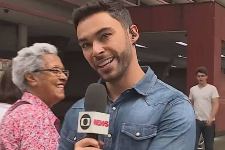 Repórter da Globo recebe cantada de idosas ao vivo