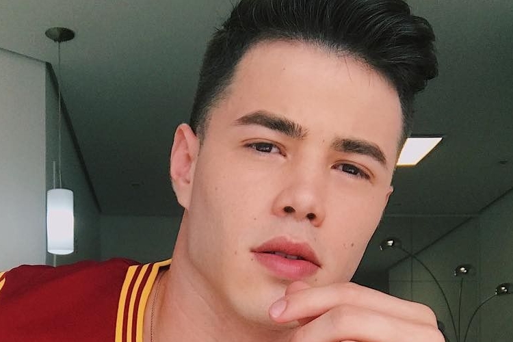 Gustavo Rocha revela ter sido vítima de assédio e expõe ameaça