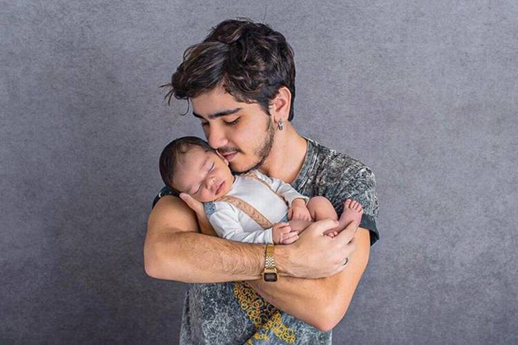 Ator de ‘Avenida Brasil’ fala sobre a paternidade aos 20 anos