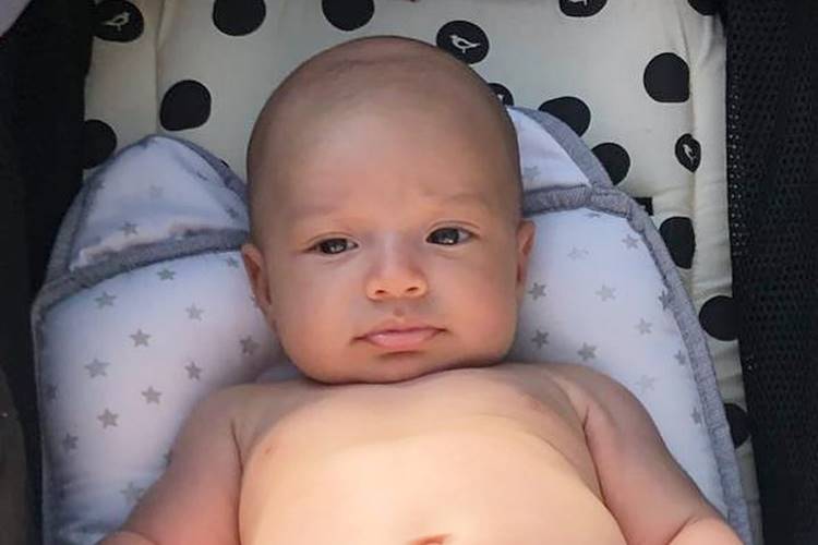 Zezé di Camargo e Zilu visitam neto no mesmo dia