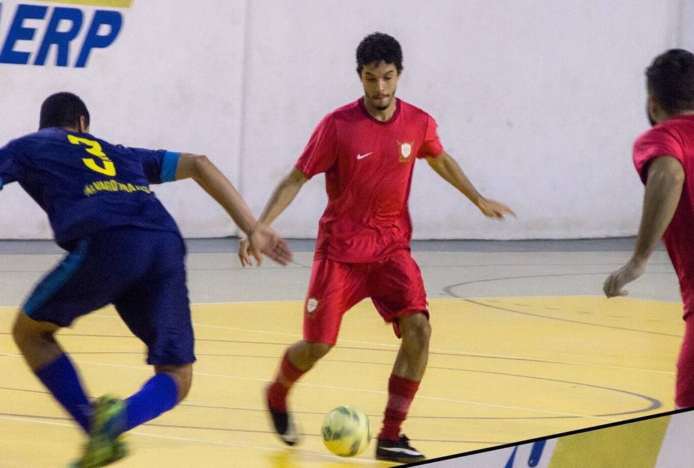 Jogador de futebol morre após ser atropelado dentro de casa