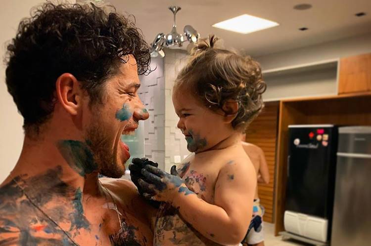 José Loreto posa com a filha e semelhança chama atenção