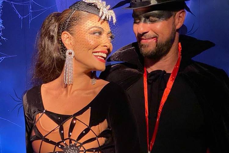 Juliana Paes posa ao lado do marido e exibe fantasias para o Halloween