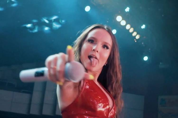 Larissa Manoela surge descabelada na web: “Pós show”