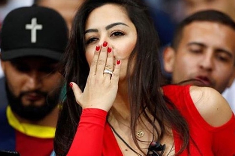 Mulher de famoso jogador acusado de estuprar afilhada revela perseguição