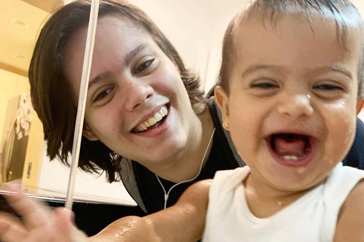 Mayra Cardi encanta ao mostrar primeiro banho de tanque da filha, Sophia