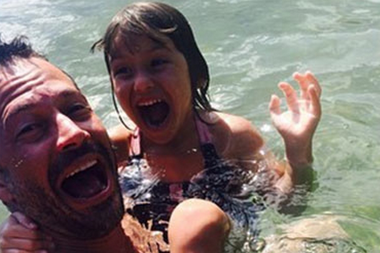 Aos 10 anos, filha de Malvino Salvador ataca de blogueira e conquista internautas