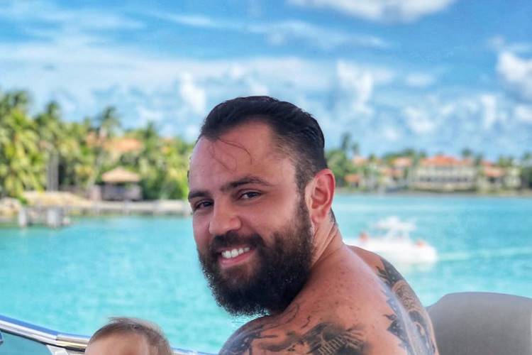 Sertanejo Mateus celebra nascimento da filha e parabeniza a mulher: “Incrível”