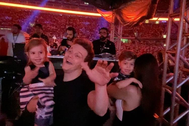 Michel Teló curte show de Sandy e Junior ao lado dos filhos