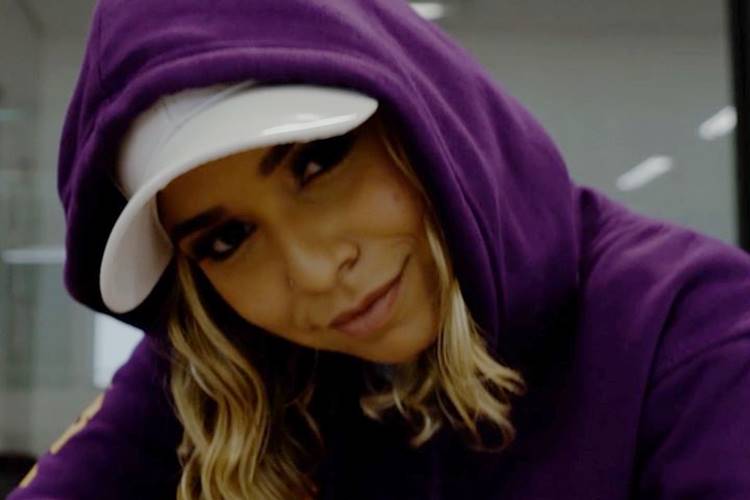 Bailarina apontada como affair de Anitta sofre acidente no RiR