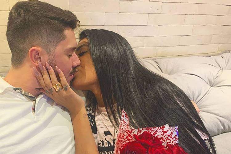 Noivo de Pocah, ex de Anitta, surge sem aliança, e sinaliza possível crise no relacionamento