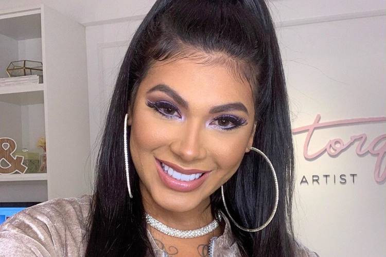 Pocah exibe aliança luxuosa após dois meses de namoro com ex de Anitta