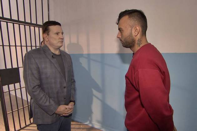 Roberto Cabrini entrevista o homem que provocou o incêndio que matou seus dois filhos (Divulgação/SBT)