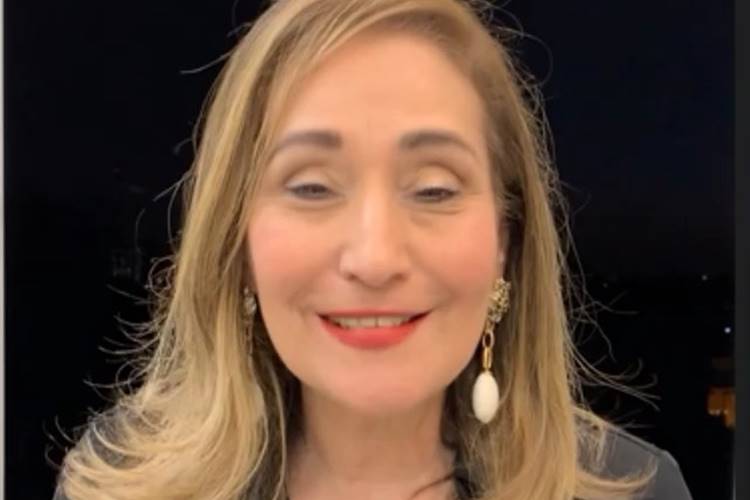 Após internação, Sonia Abrão se pronuncia: “Meio fraca ainda”