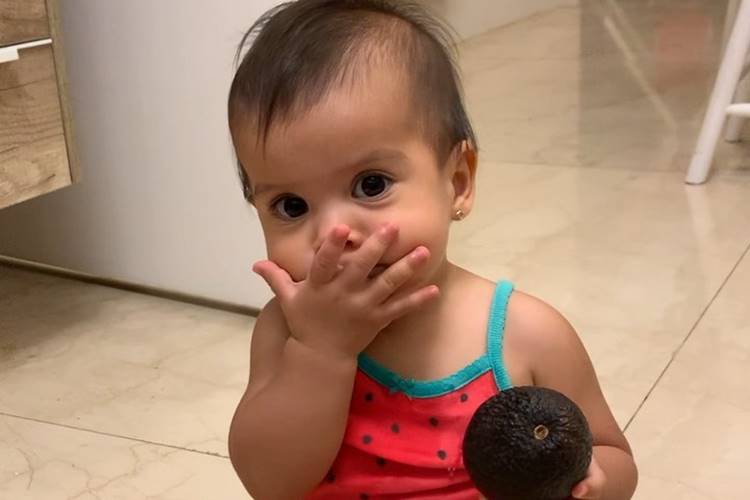 Mayra Cardi encanta ao mostrar vídeo da filha identificando frutas