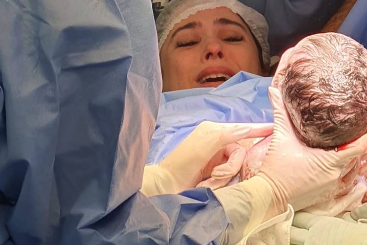 Tatá Werneck publica primeira foto com a filha