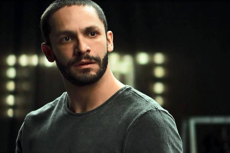 Téo é encontrado ensanguentado no motel em ‘A Dona do Pedaço’