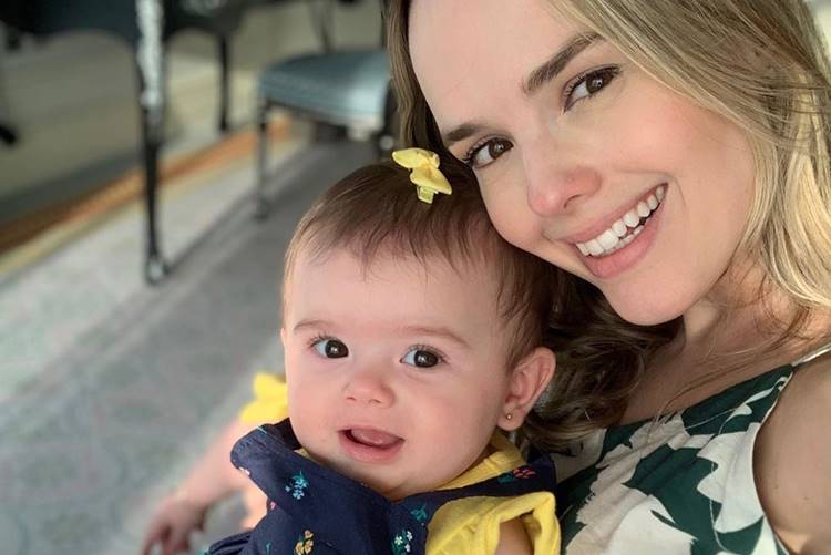 Liz aproveita dia ensolarado com a mãe, Thaeme