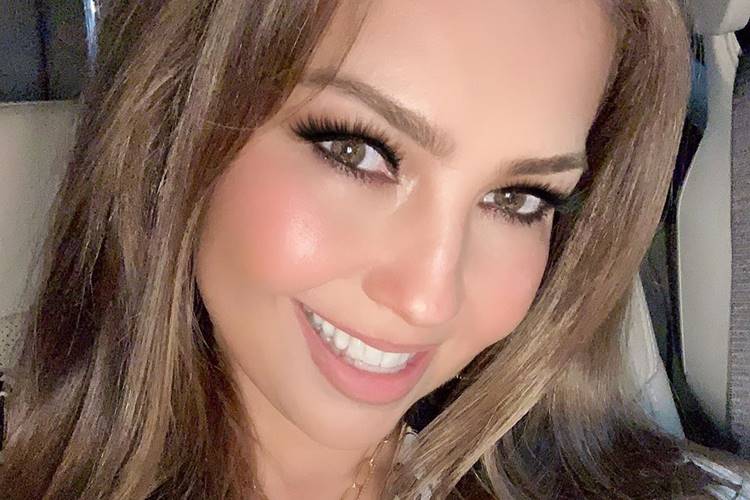 Thalia exibe luxuosa mansão ao mostrar decoração para o Natal