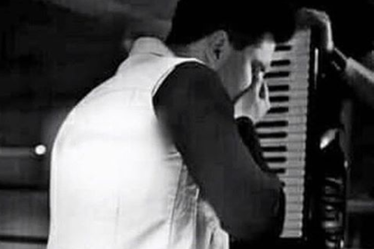 Cantor sertanejo Thiago Servo chora morte do irmão