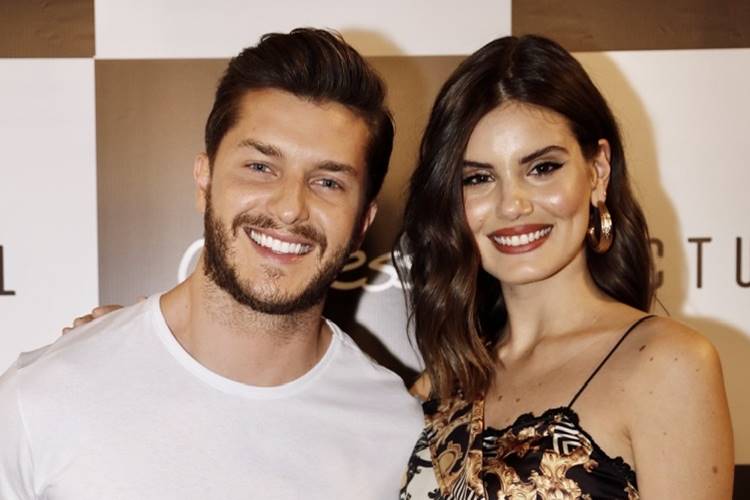 Camila Queiroz e Klebber Toledo roubam a cena em evento