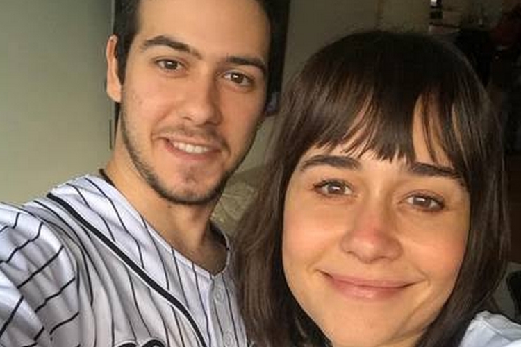 Antonio Benício revela impasse da relação da mãe, Alessandra Negrini, com a namorada