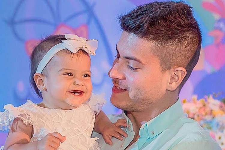 “Como faz para ter maturidade com essa coisa gostosa”, diz Arthur Aguiar sobre a filha