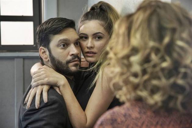 Bom Sucesso - Diogo é flagrado com Jeniffer Bom Sucesso - Diogo é flagrado com Jeniffer (Globo/Victor Pollak)
