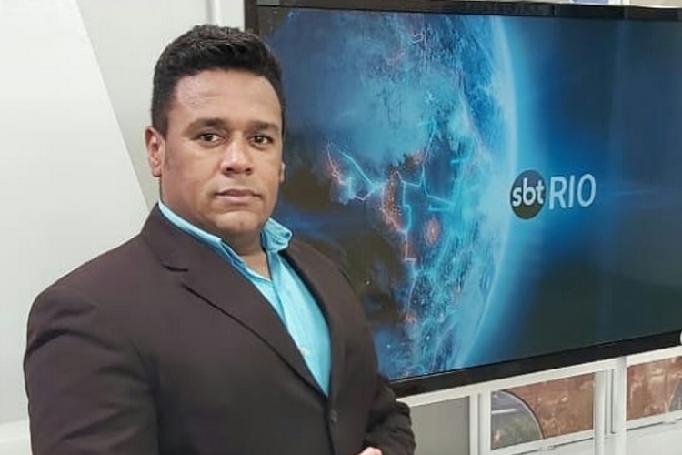 Primeiro âncora negro do ‘SBT Rio’ celebra feito inédito na emissora