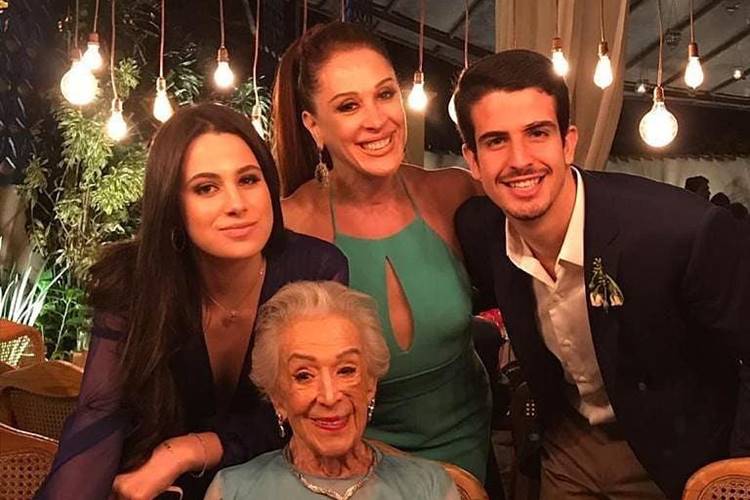 Claudia Raia relembra a mãe com mensagem emocionante