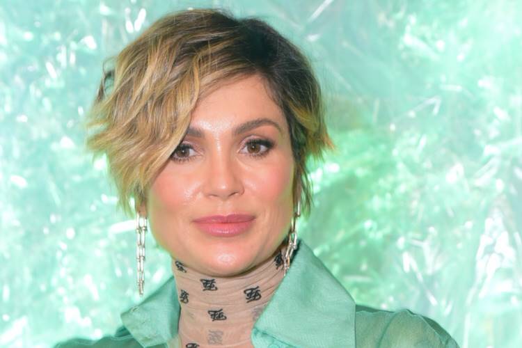 Flávia Alessandra exibe barriga sarada em dia de praia