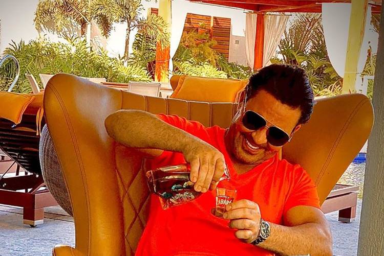 Eduardo Costa exibe sala gigantesca em sua mansão e choca