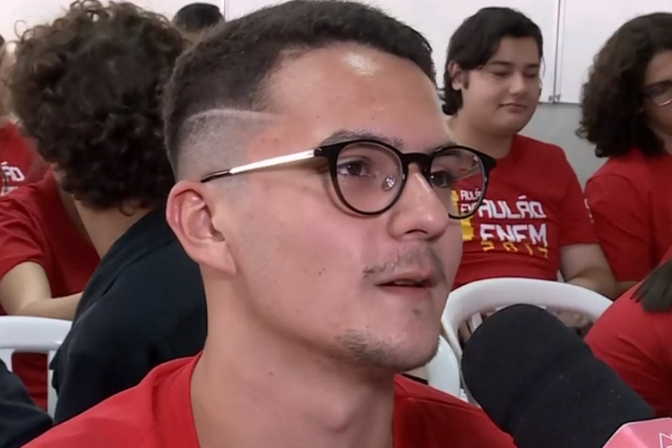 Ao vivo na Globo, estudante realiza protesto contra Bolsonaro