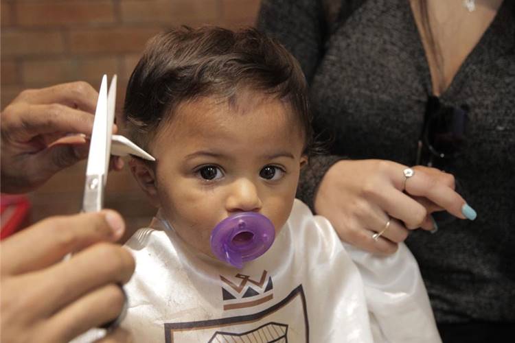 Sertanejo Felipe Araújo mostra primeiro corte de cabelo do filho
