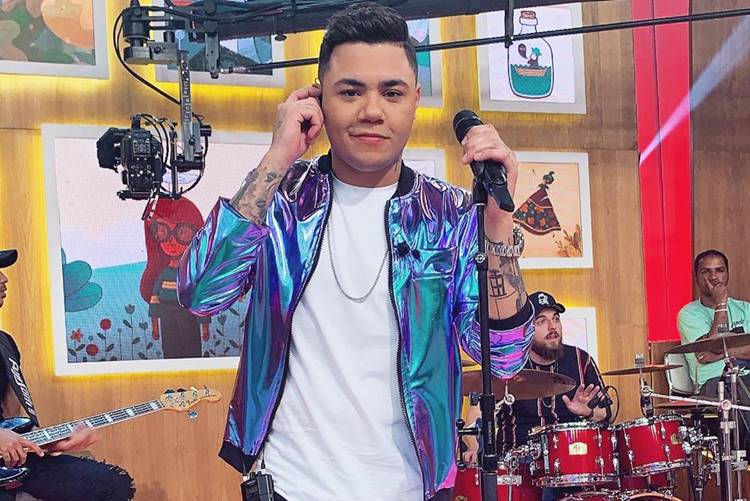 Sertanejo Felipe Araújo comemora grandes sucessos