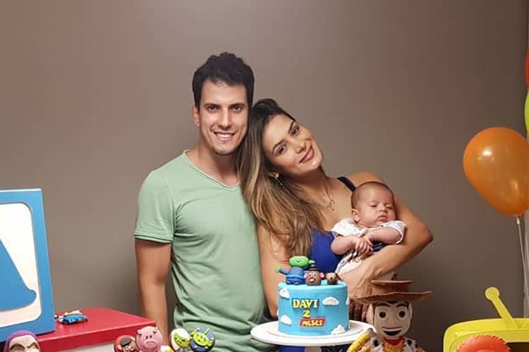 Felipe Sertanejo celebra segundo mês do filho, Davi