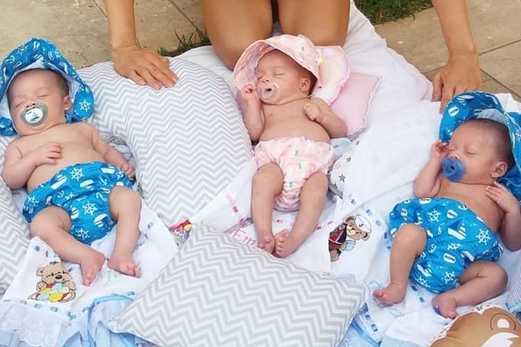 Marcelo de Nóbrega mostra banho de sol dos trigêmeos