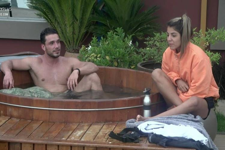 A Fazenda 11: Lucas e Hariany conversam em clima de amizade