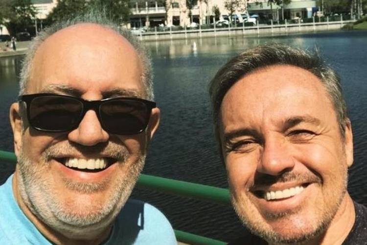 Melhor de amigo de Gugu emociona ao se despedir do apresentador