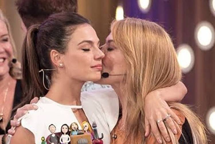 Isis Valverde homenageia a mãe no dia do aniversário