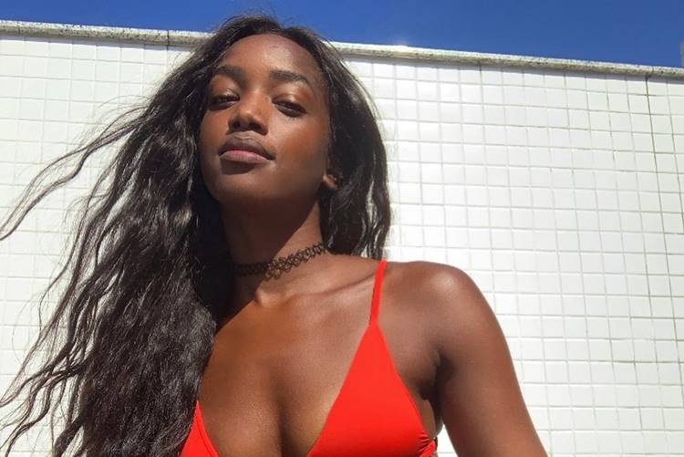 De biquíni, cantora Iza entrega segredo para manter boa forma