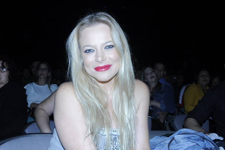 Jackeline Petkovic surge deslumbrante em show sertanejo