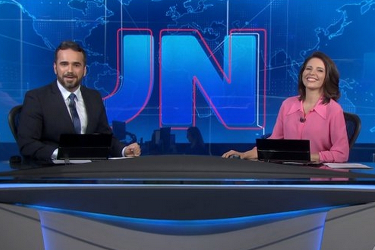 Ao vivo, apresentador do ‘Jornal Nacional’ quebra protocolo e toma atitude inédita